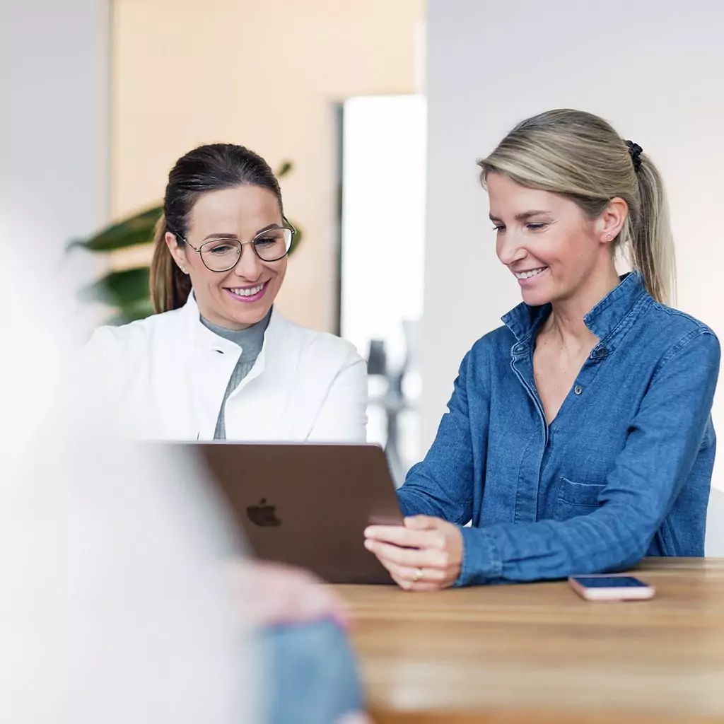 Scale Plus Praxismarketing, Nina Schäfer in der Beratung mit einer Ärztin